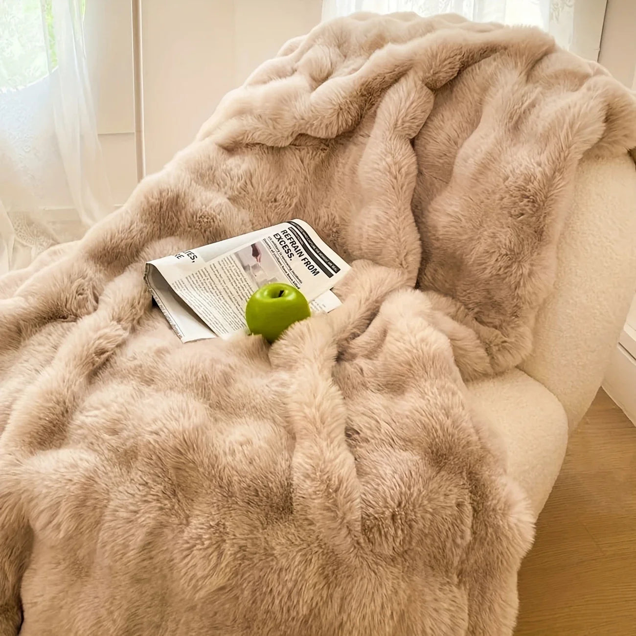 Cloud Plush Blanket — Soft & Elegant Cozy Throw