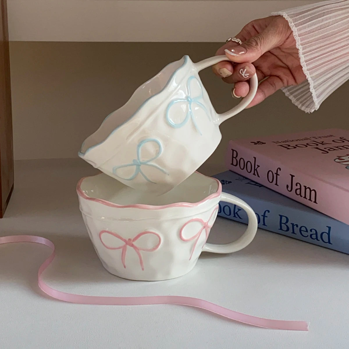 Bow-Trim Porcelain Mug — A Touch of Soft Elegance for Your Mornings