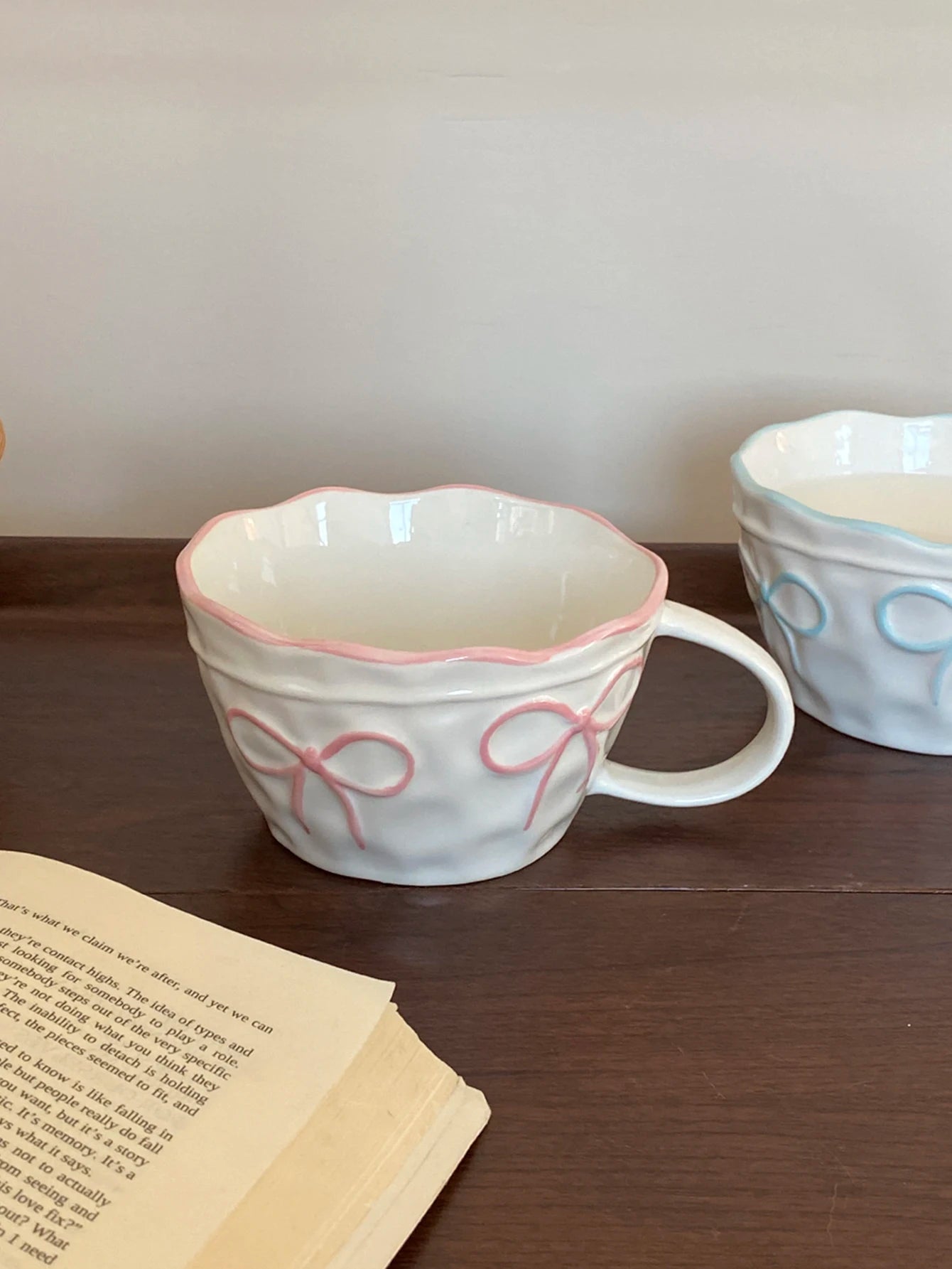 Bow-Trim Porcelain Mug — A Touch of Soft Elegance for Your Mornings