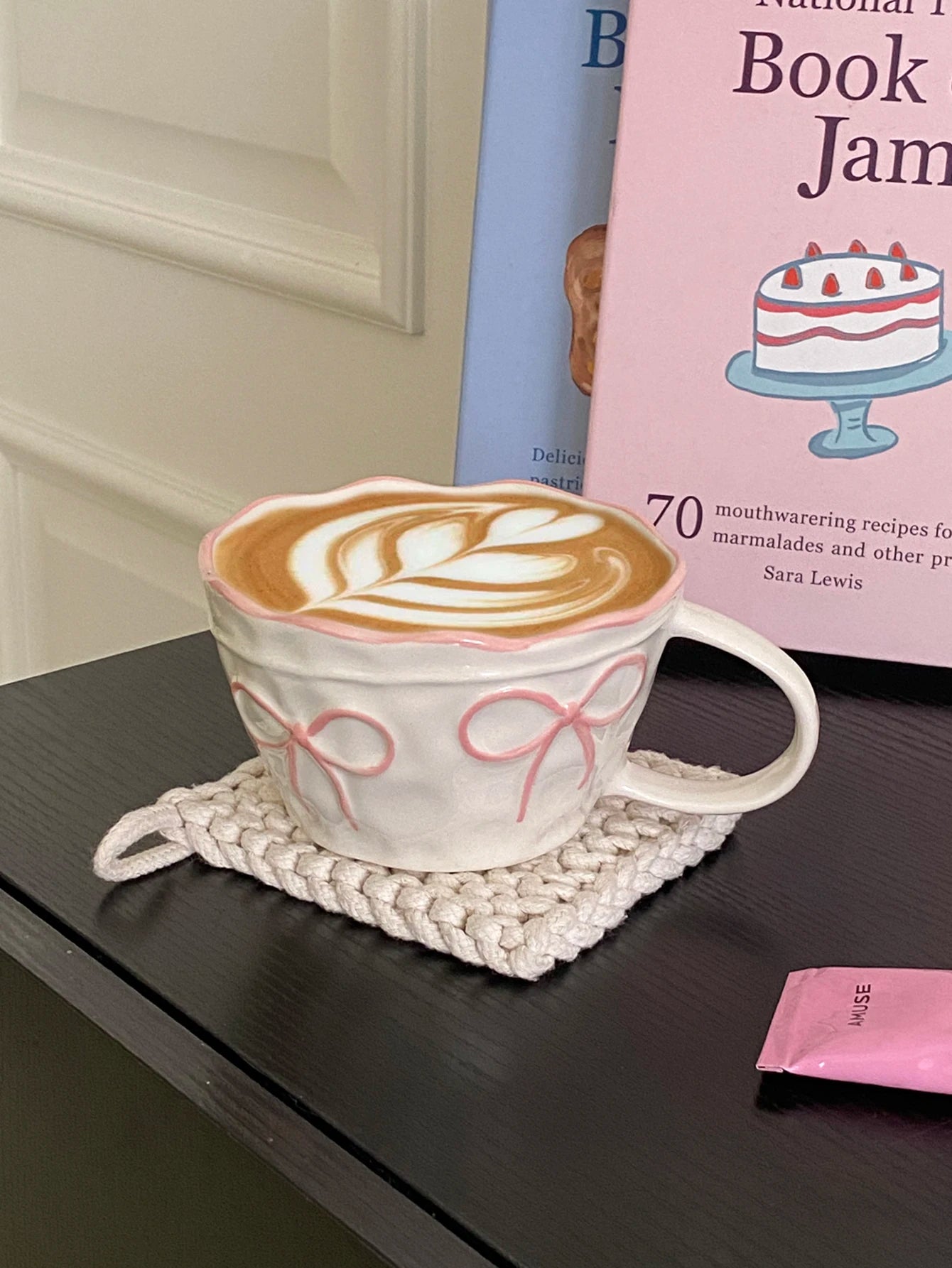 Bow-Trim Porcelain Mug — A Touch of Soft Elegance for Your Mornings