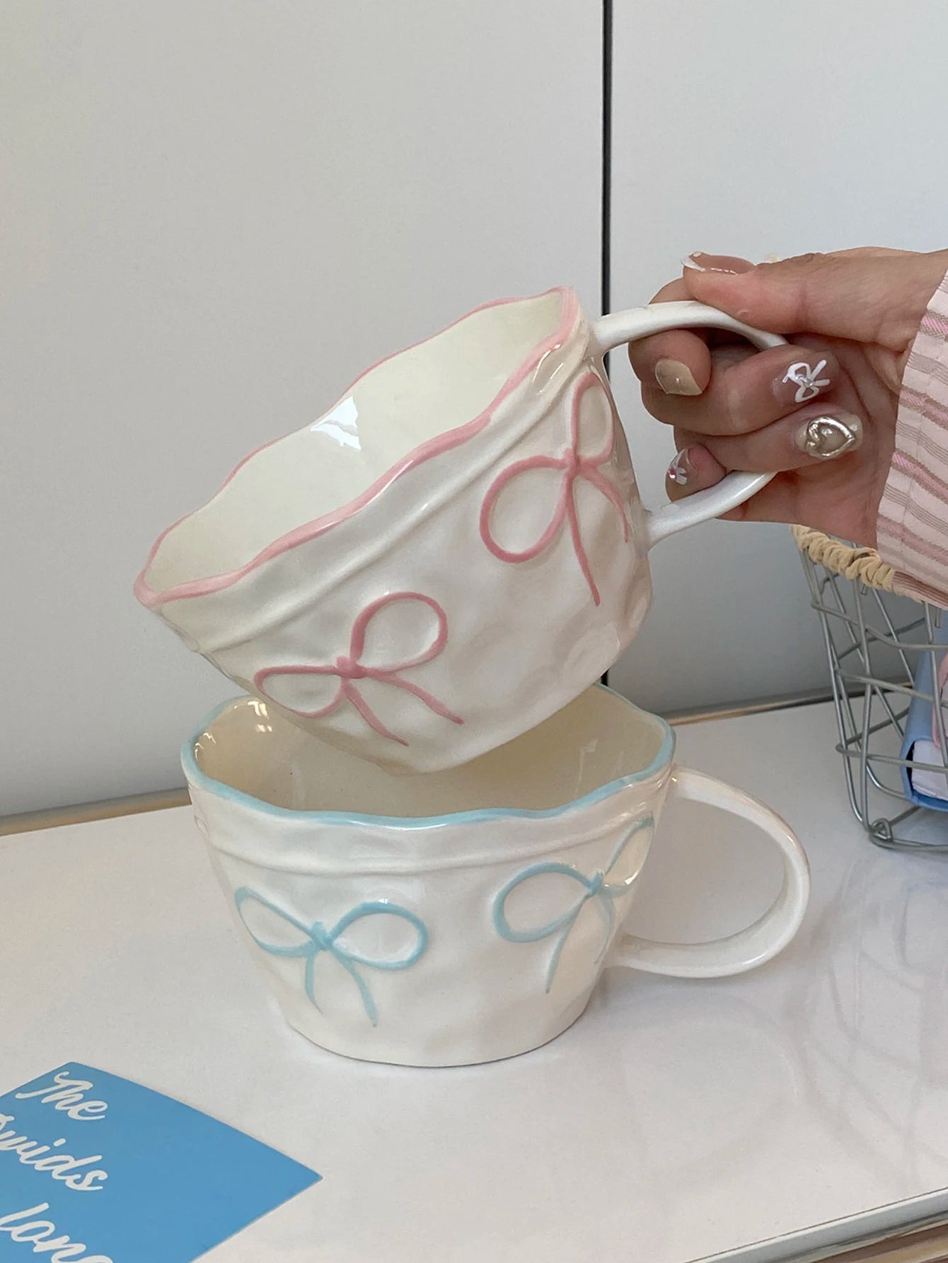 Bow-Trim Porcelain Mug — A Touch of Soft Elegance for Your Mornings