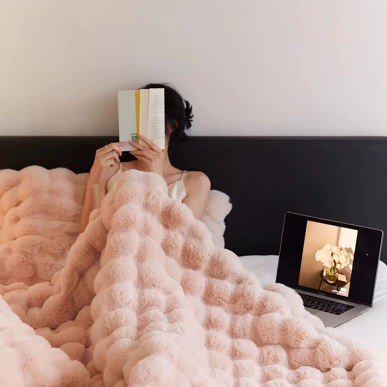Cloud Plush Blanket — Soft & Elegant Cozy Throw