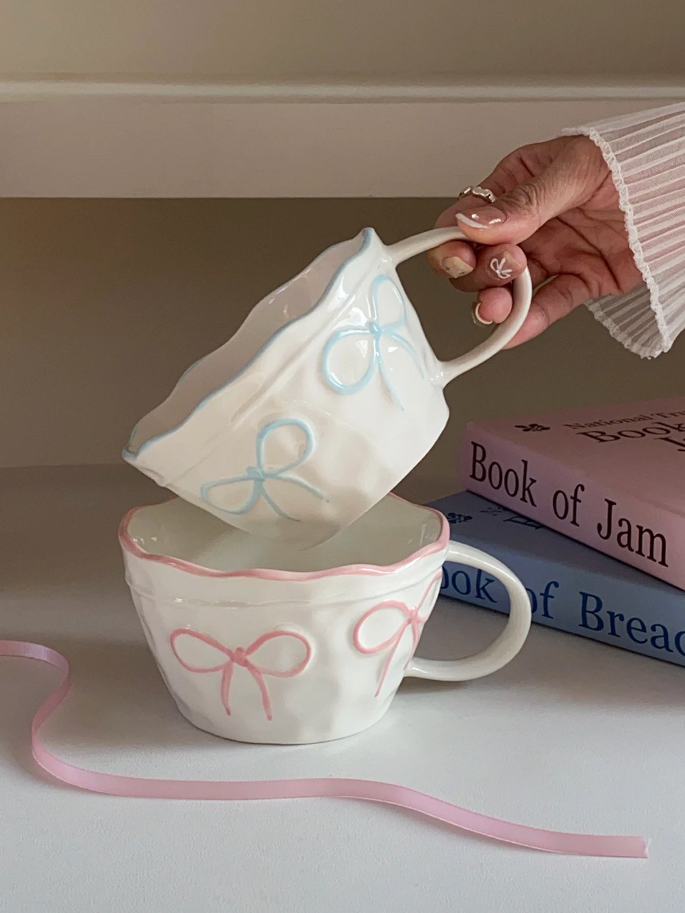Bow-Trim Porcelain Mug — A Touch of Soft Elegance for Your Mornings