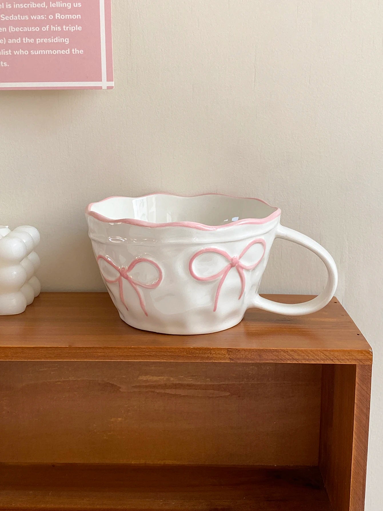 Bow-Trim Porcelain Mug — A Touch of Soft Elegance for Your Mornings