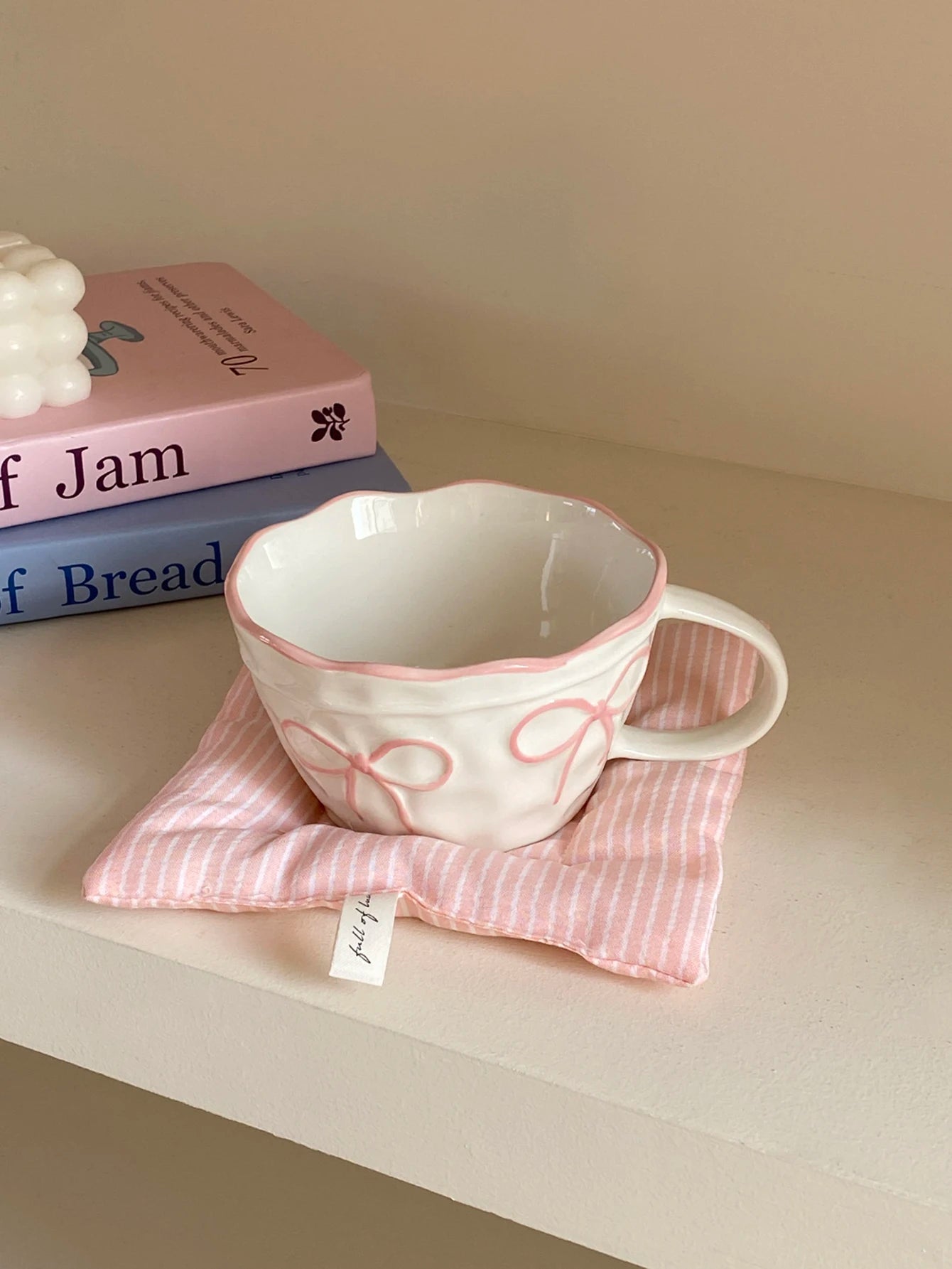 Bow-Trim Porcelain Mug — A Touch of Soft Elegance for Your Mornings