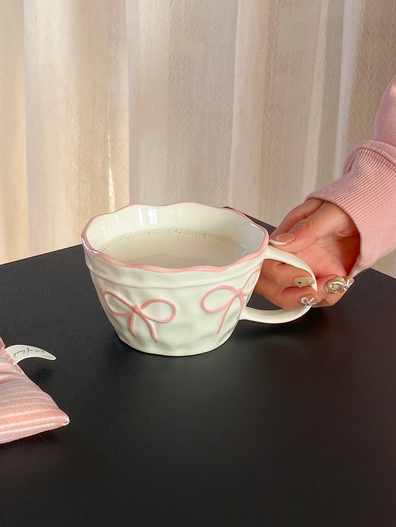 Bow-Trim Porcelain Mug — A Touch of Soft Elegance for Your Mornings