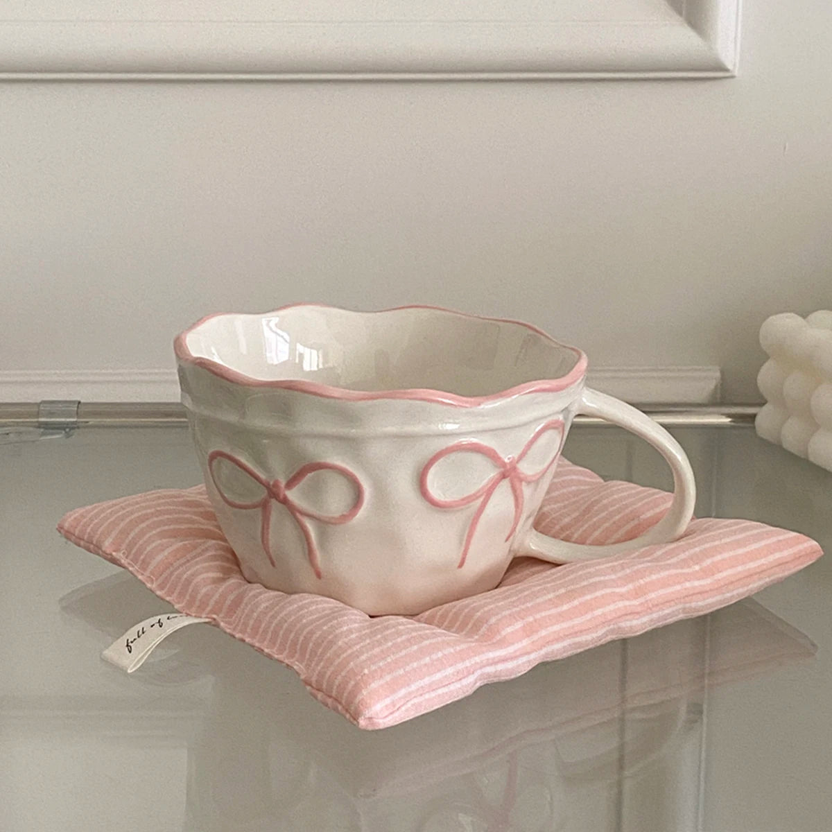 Bow-Trim Porcelain Mug — A Touch of Soft Elegance for Your Mornings
