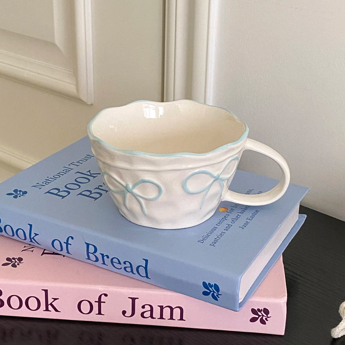 Bow-Trim Porcelain Mug — A Touch of Soft Elegance for Your Mornings