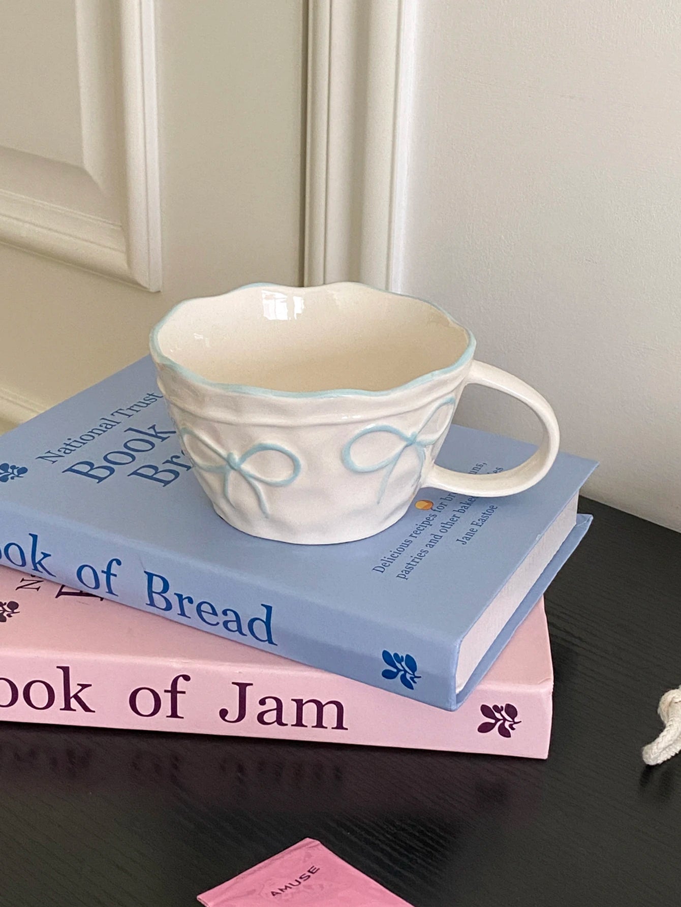 Bow-Trim Porcelain Mug — A Touch of Soft Elegance for Your Mornings