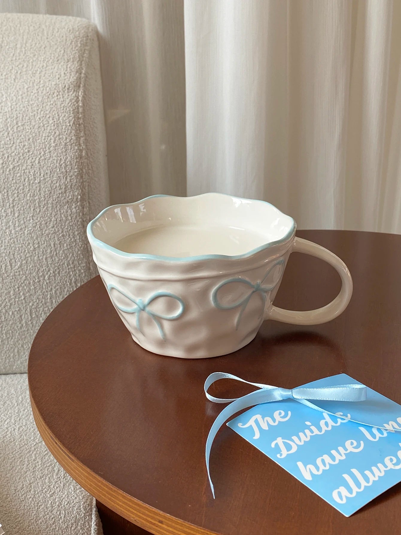Bow-Trim Porcelain Mug — A Touch of Soft Elegance for Your Mornings