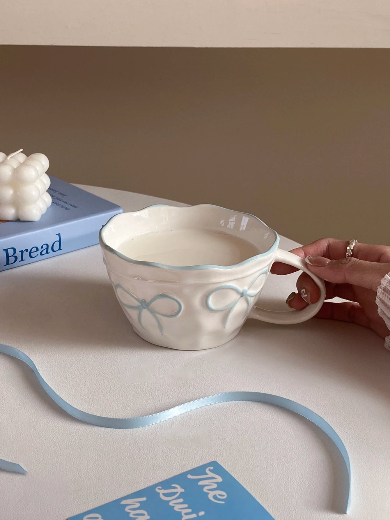 Bow-Trim Porcelain Mug — A Touch of Soft Elegance for Your Mornings
