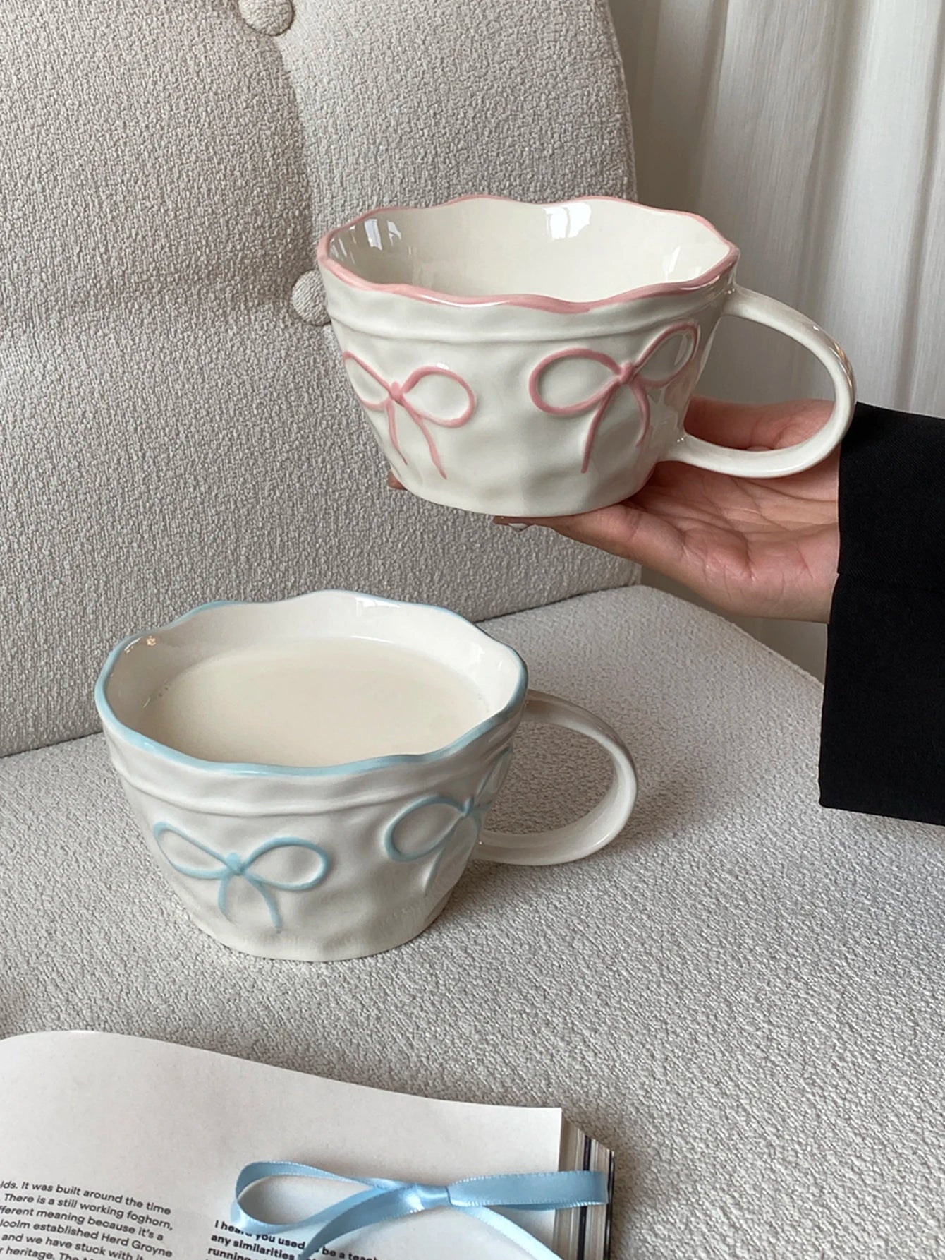 Bow-Trim Porcelain Mug — A Touch of Soft Elegance for Your Mornings