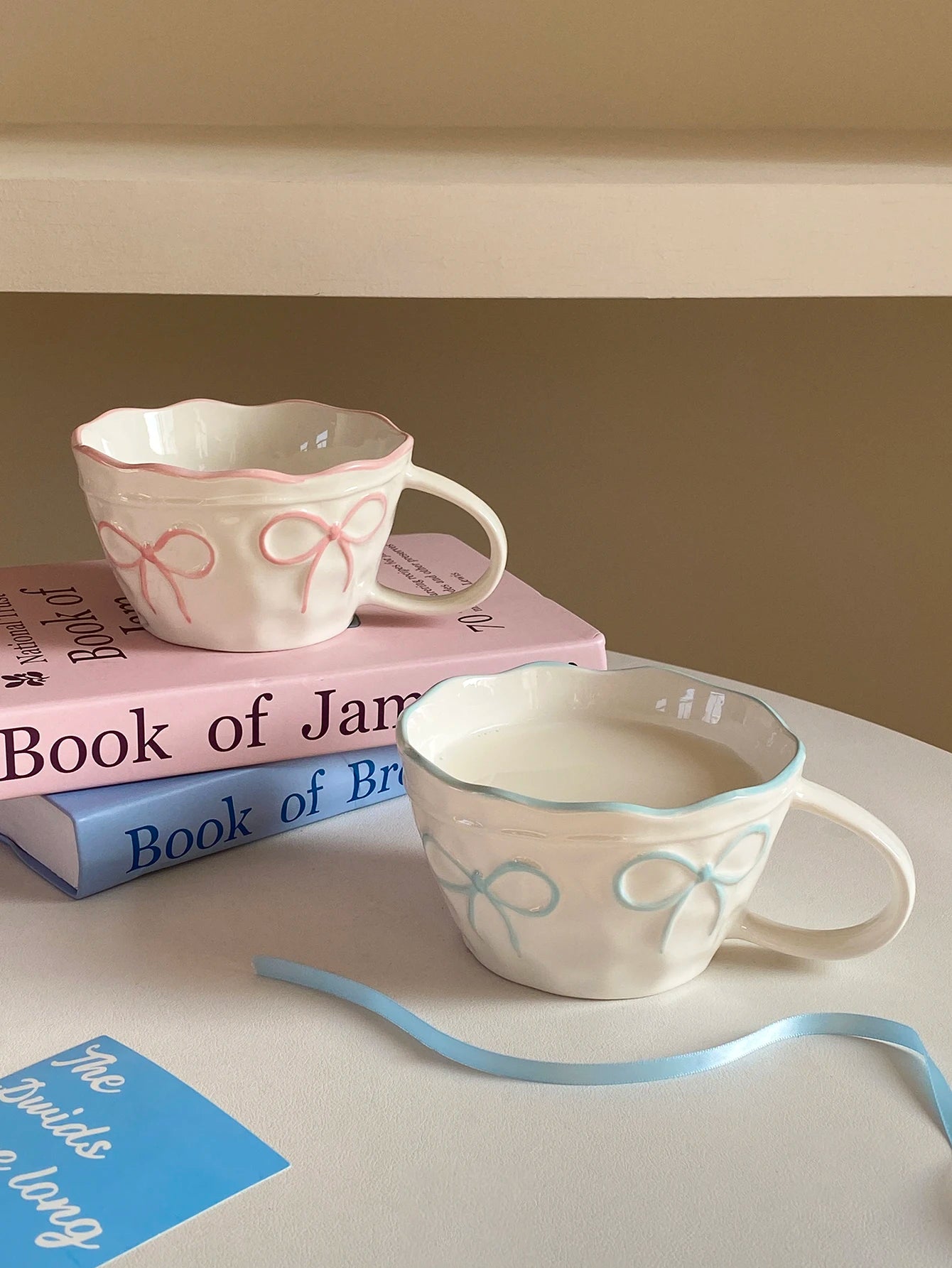 Bow-Trim Porcelain Mug — A Touch of Soft Elegance for Your Mornings