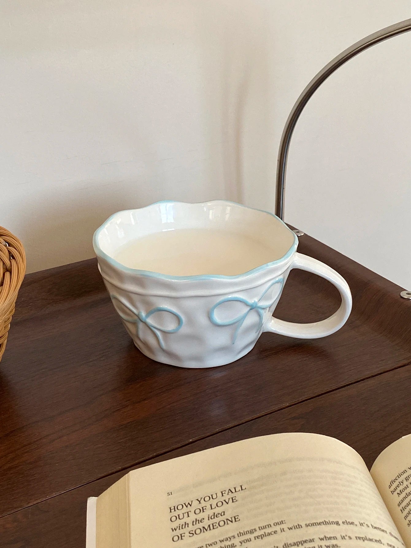 Bow-Trim Porcelain Mug — A Touch of Soft Elegance for Your Mornings