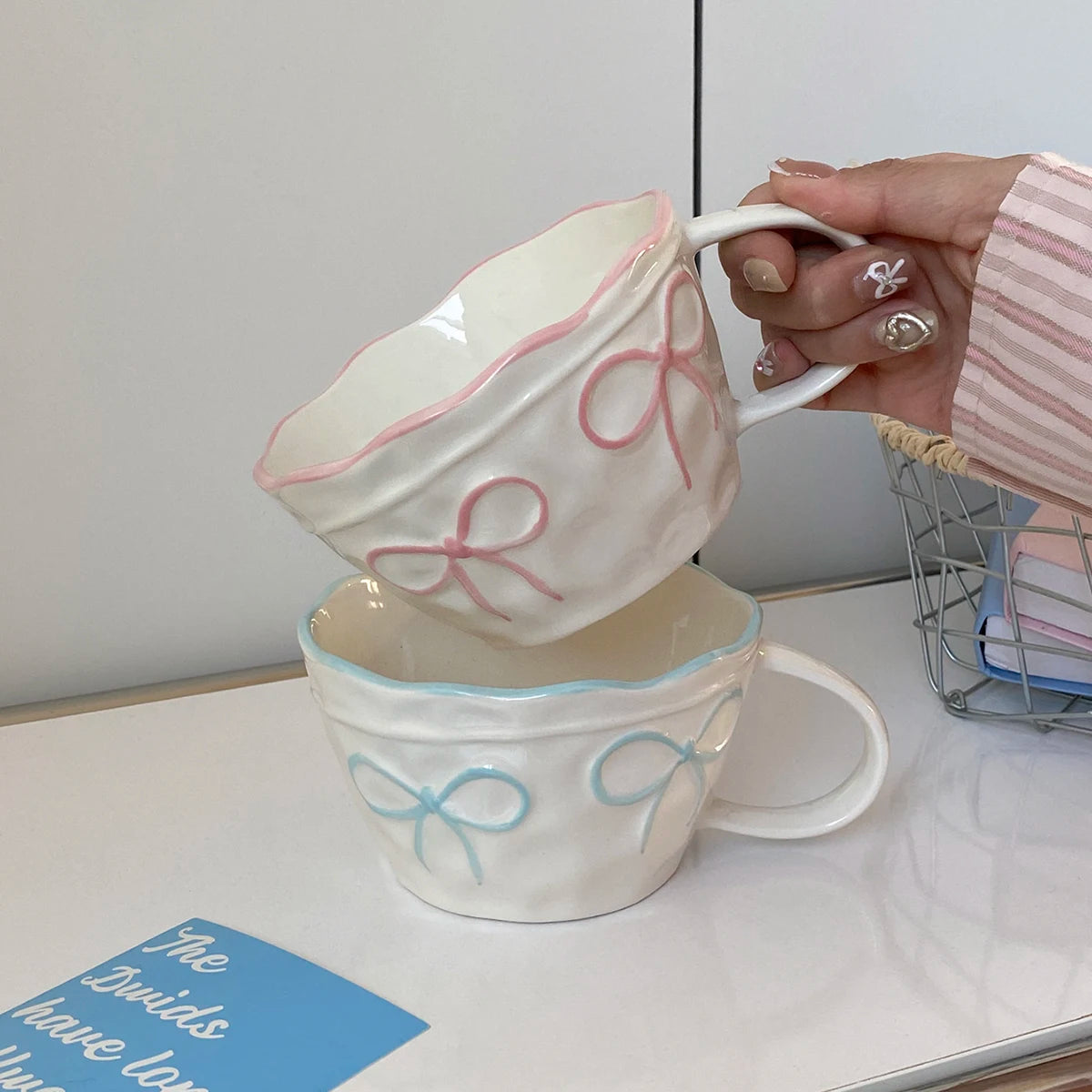 Bow-Trim Porcelain Mug — A Touch of Soft Elegance for Your Mornings