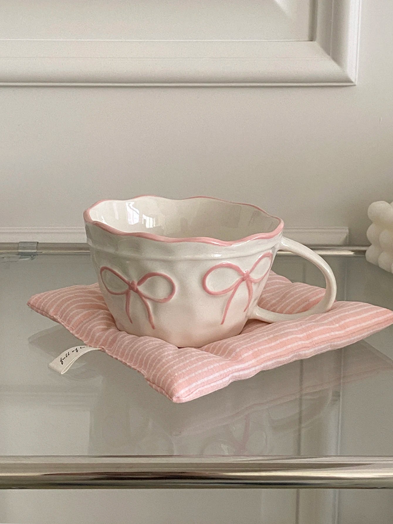 Bow-Trim Porcelain Mug — A Touch of Soft Elegance for Your Mornings