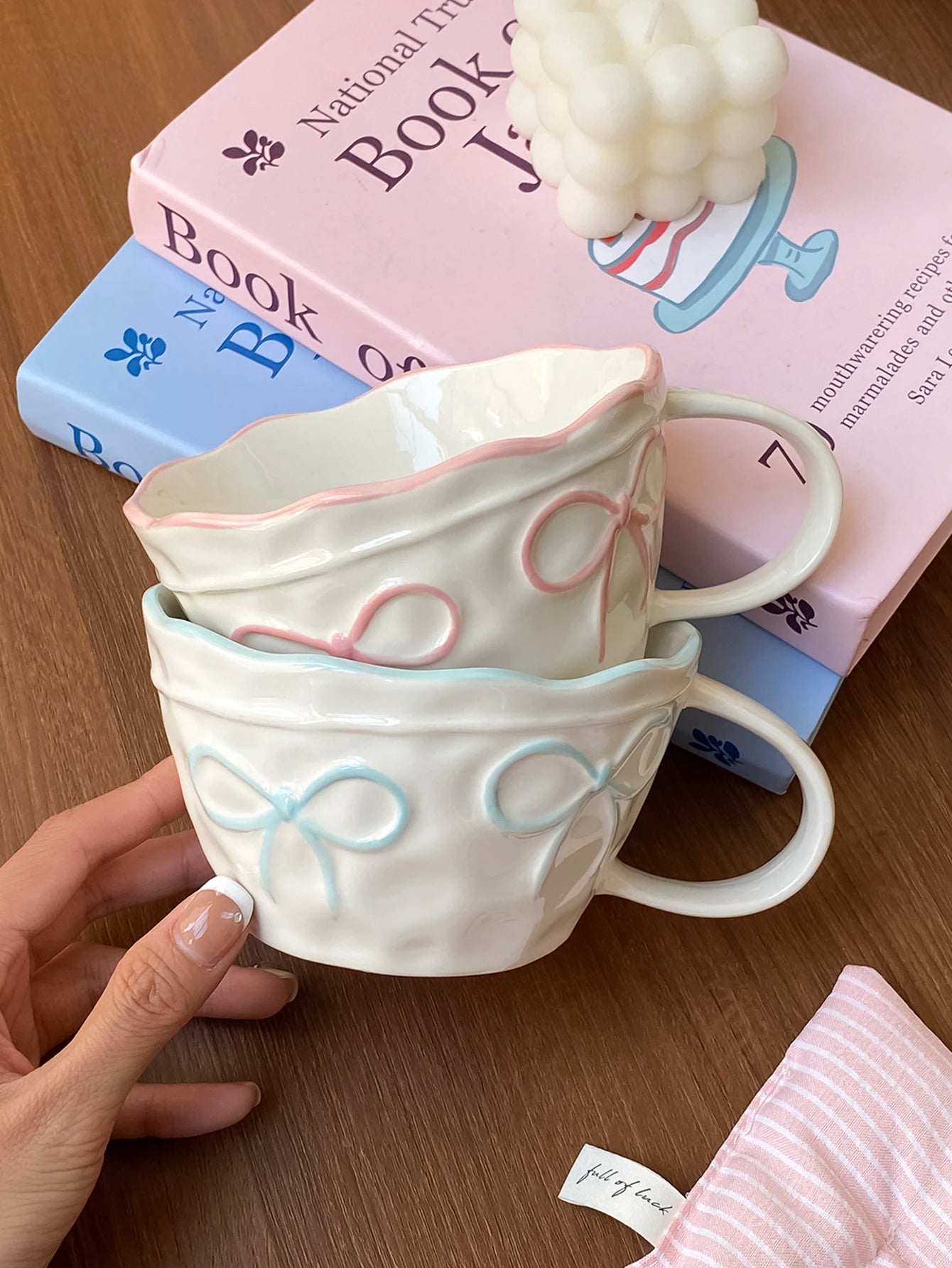 Bow-Trim Porcelain Mug — A Touch of Soft Elegance for Your Mornings