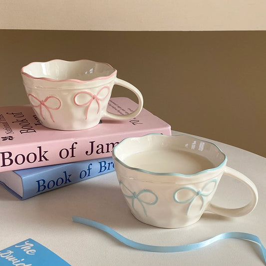 Bow-Trim Porcelain Mug — A Touch of Soft Elegance for Your Mornings